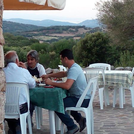 Вилла Turismo Rurale L'Agliuledda Сант'Антонио-ди-Галлура Экстерьер фото